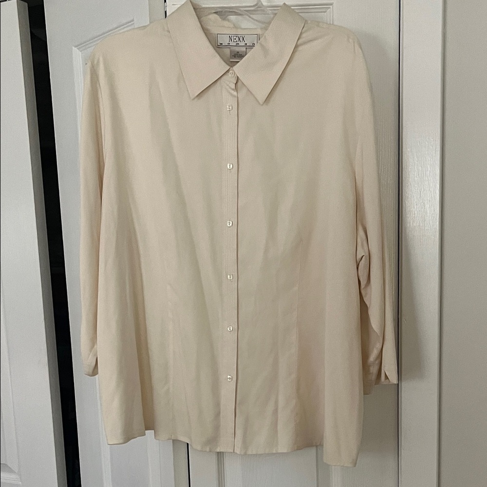 Nexx Woman size 2X ivory silk blouse. Princess seams & 3/4 sleeves